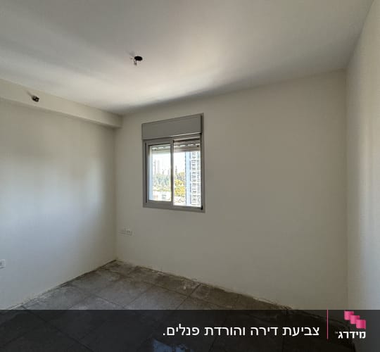 חדר ריק עם קירות צבועים ורצפה רטובה
